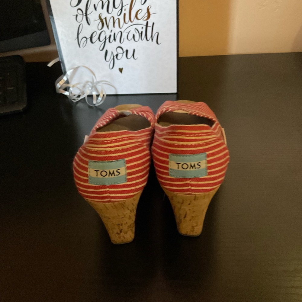 Toms striped red and white wedge size 7W - Picture 3 of 4